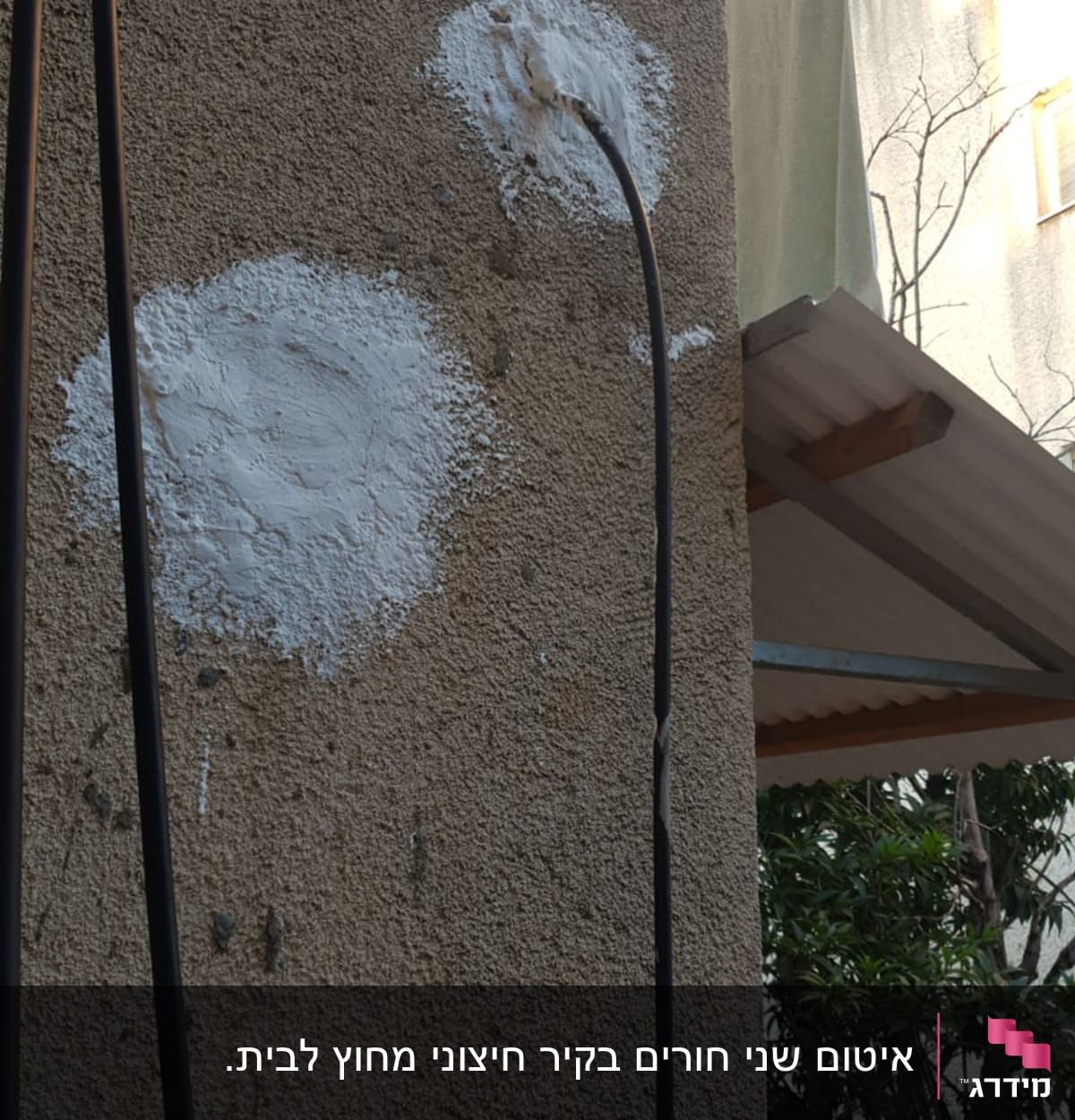 קיר עם תיקוני טיח סביב כבלים חשמליים